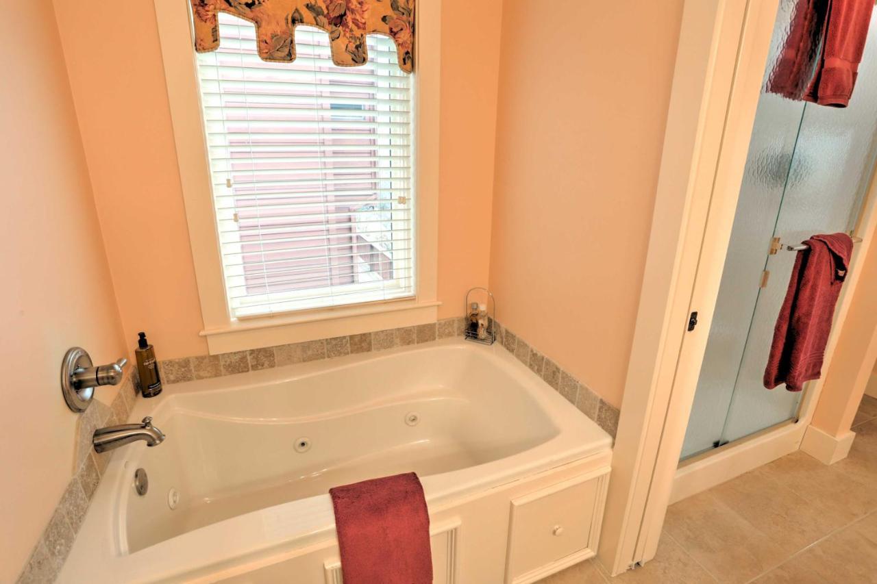 Beautiful Central Fayetteville Townhome With Views! Екстер'єр фото